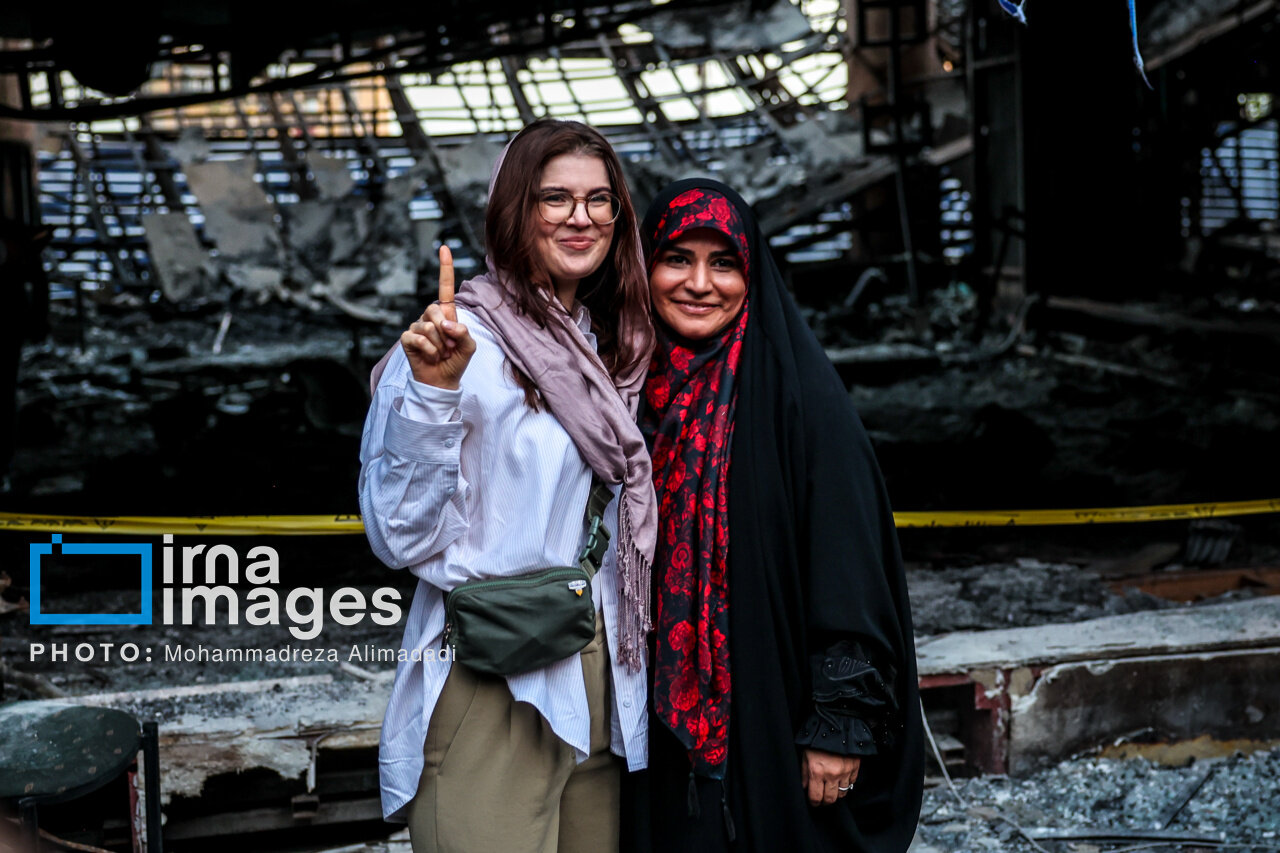 عکس صمیمی سحر امامی با خبرنگار خارجی در تهران | حجاب خبرنگار خارجی را در مقابل ساختمان شیشهای تلویزیون ببینید