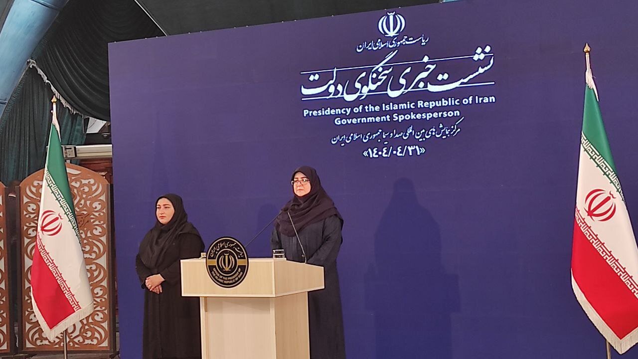 تذکر سخنگوی دولت به درجه کولر  و برق‌های سالن نشست خبری + ویدئو