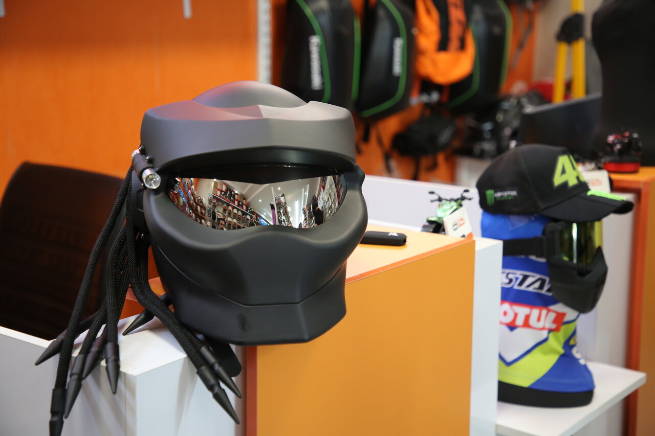 موتورسواری با کلاه کاسکت های ادایی | رانندگانی که کلاه نینجا و گربه ای دارند