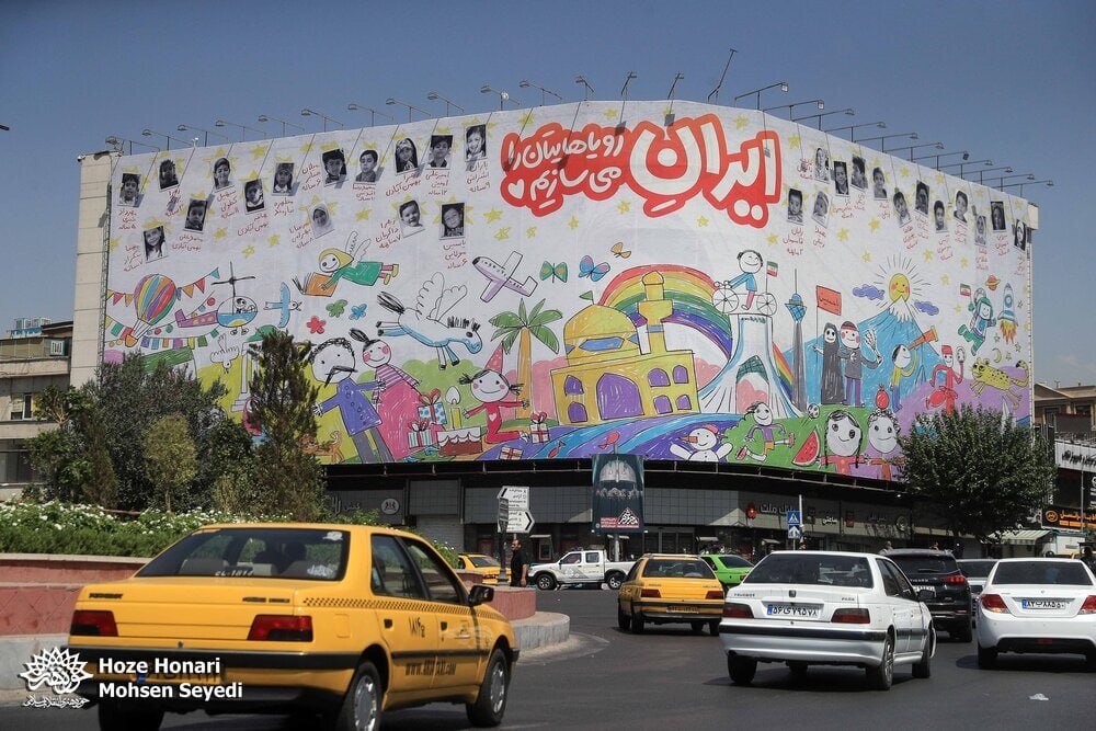 دیوارنگاره جدید میدان انقلاب: تصویر ۲۷ کودک شهید ایرانی در جنگ ۱۲ روزه