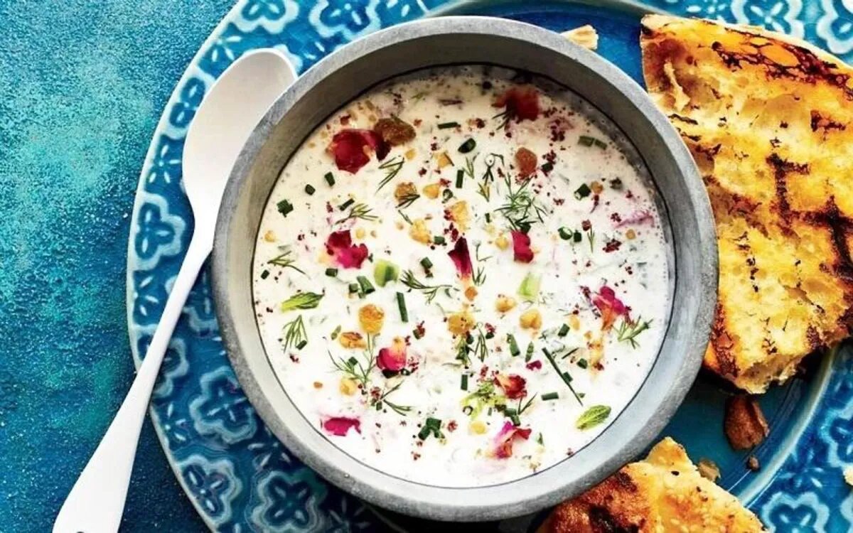 طرز تهیه آبدوغ خیار مجلسی؛ غذای نجاتبخش روزهای گرم