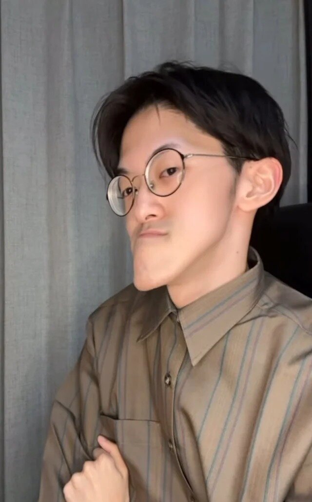 چانه این پسر، او را معروف کرد