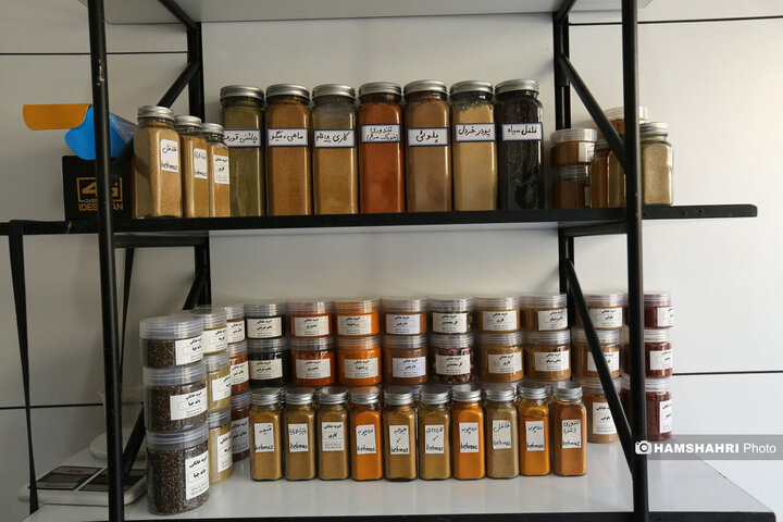 افتتاح نخستین بازارچه زنان سرپرست خانوار در میدان تره‌بار پیامبر منطقه ۵