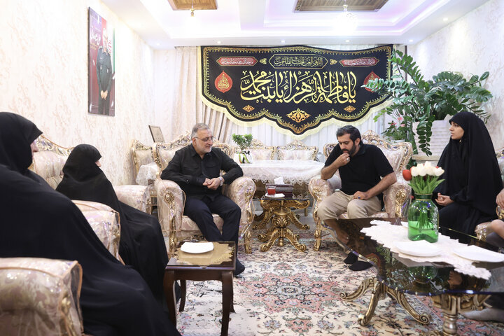 حضور زاکانی در منزل شهید شادمانی