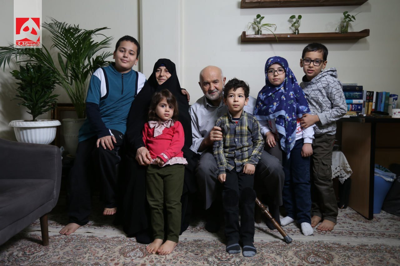 تصاویر دیده نشده از مرحوم احمد توکلی در جمع خانواده | تصاویر