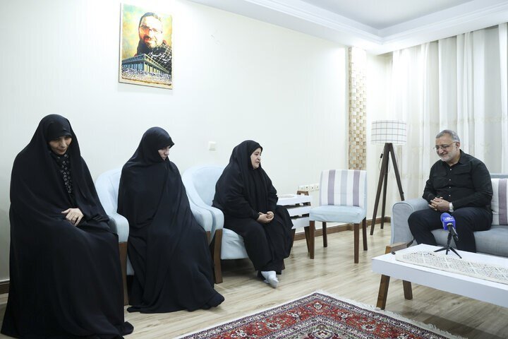 دیدار زاکانی با خانواده شهید رجب پور