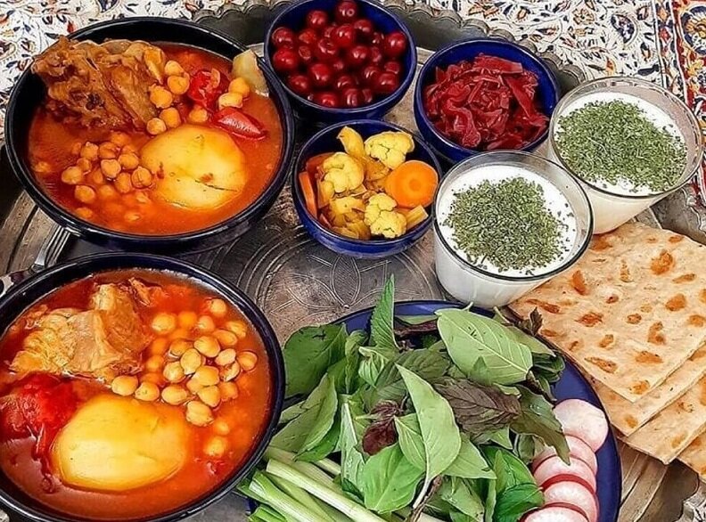 باکتری‌ها و میکروب‌ها به آب و چای حمله می‌کنند؟ | چطور از تجمع باکتری‌ها در غذا جلوگیری کنیم؟