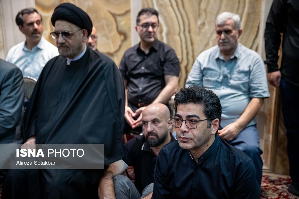 تیپ فرزاد حسنی در مراسم ختم یک چهره سیاسی