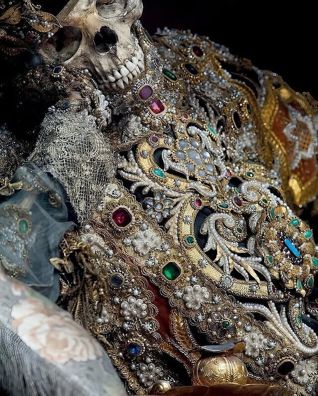 قدیسان دخمه سردابی + تصاویر | جواهرنشان کردن مردگان