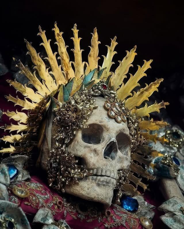 قدیسان دخمه سردابی + تصاویر | جواهرنشان کردن مردگان