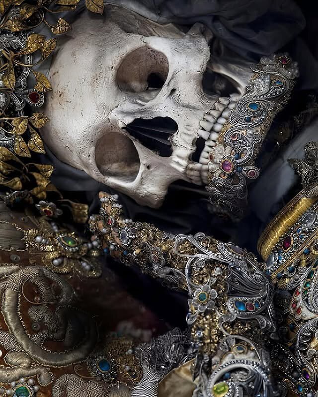 قدیسان دخمه سردابی + تصاویر | جواهرنشان کردن مردگان