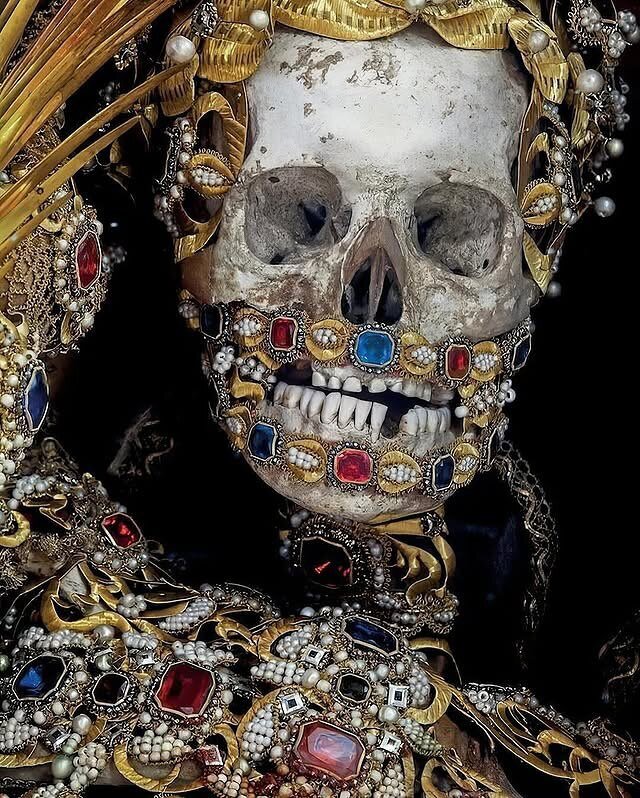 قدیسان دخمه سردابی + تصاویر | جواهرنشان کردن مردگان