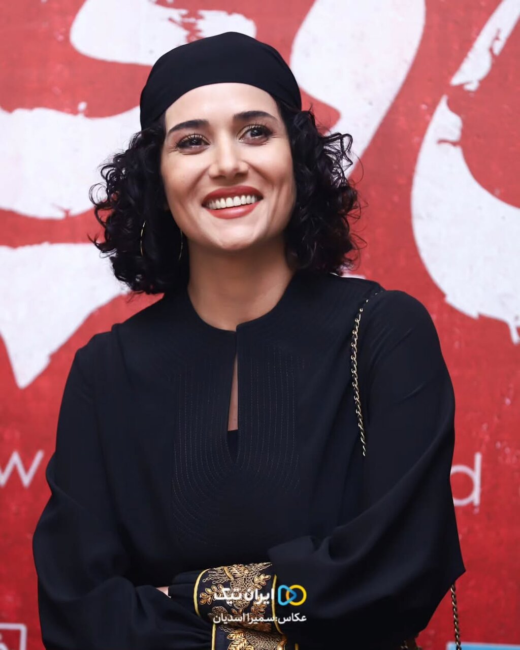 پوشش متفاوت پریناز ایزدیار در کنار آقای کارگردان | فیلم زن و بچه اکران شد | ببینید