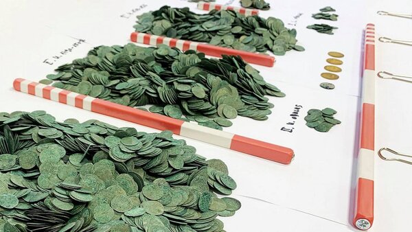 کشف ۷ هزار سکه در مزرعهای ساده