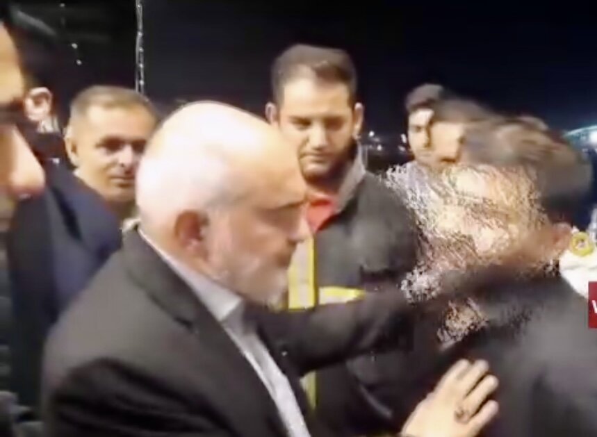 استاندار خوزستان شخصا جلوی خودکشی جوان اهوازی را گرفت + فیلم | بیا پایین هر کاری از دستم بیاید برایت انجام میدهم…