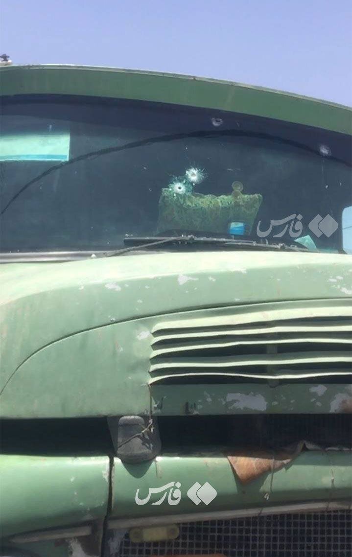 آثار تیراندازی تروریست‌ها به خودروهای مردم در زاهدان | تصاویر