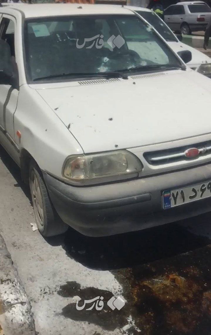 آثار تیراندازی تروریست‌ها به خودروهای مردم در زاهدان | تصاویر