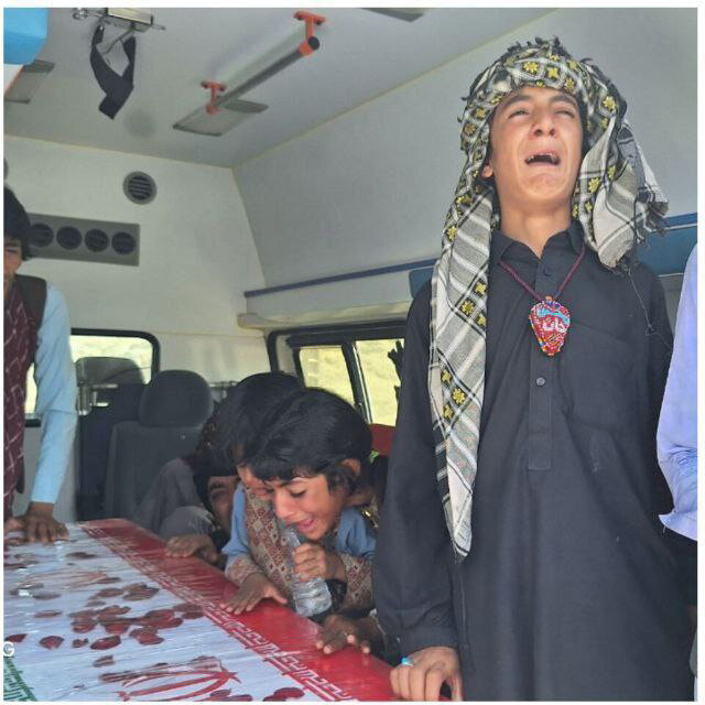 گریه مظلومانه خانواده شهید اهل سنت در حادثه تروریستی دادگستری زاهدان | تصاویر