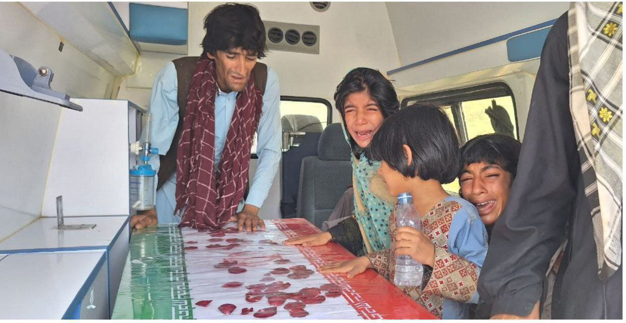 گریه مظلومانه خانواده شهید اهل سنت در حادثه تروریستی دادگستری زاهدان | تصاویر