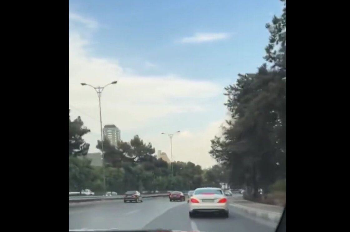 عاقبت ویراژ دادن و لایی‌کشی  بنز در بزرگراه چمران تهران |‌ ببینید