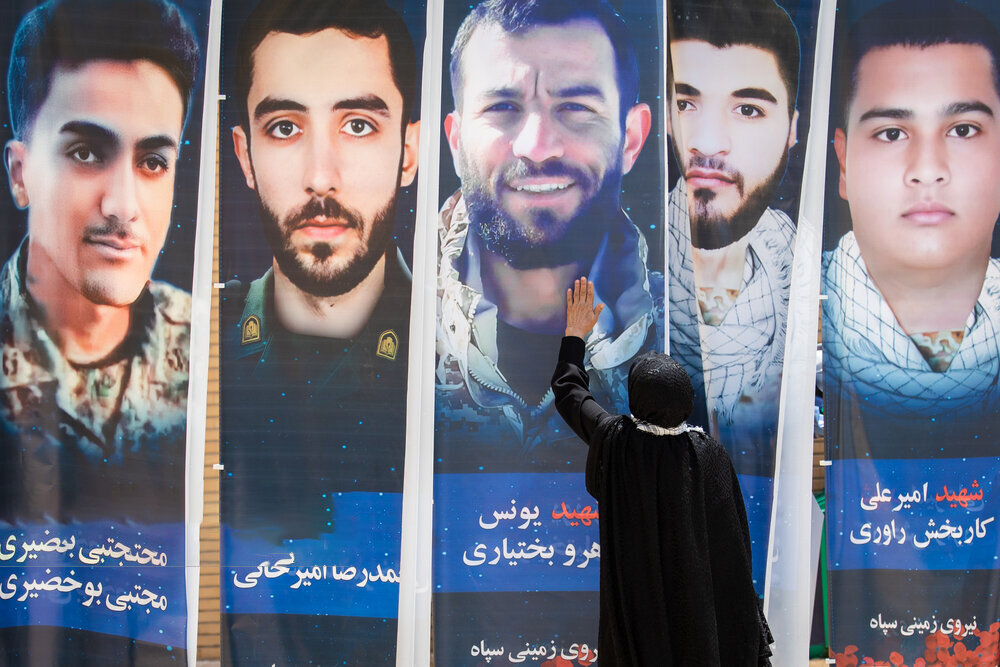 جمعی از فرماندهان سپاه در مراسم بزرگداشت ۵۱ شهید اقتدار نیروی زمینی سپاه پاسداران | سلفی با فرمانده کل سپاه | تصاویر