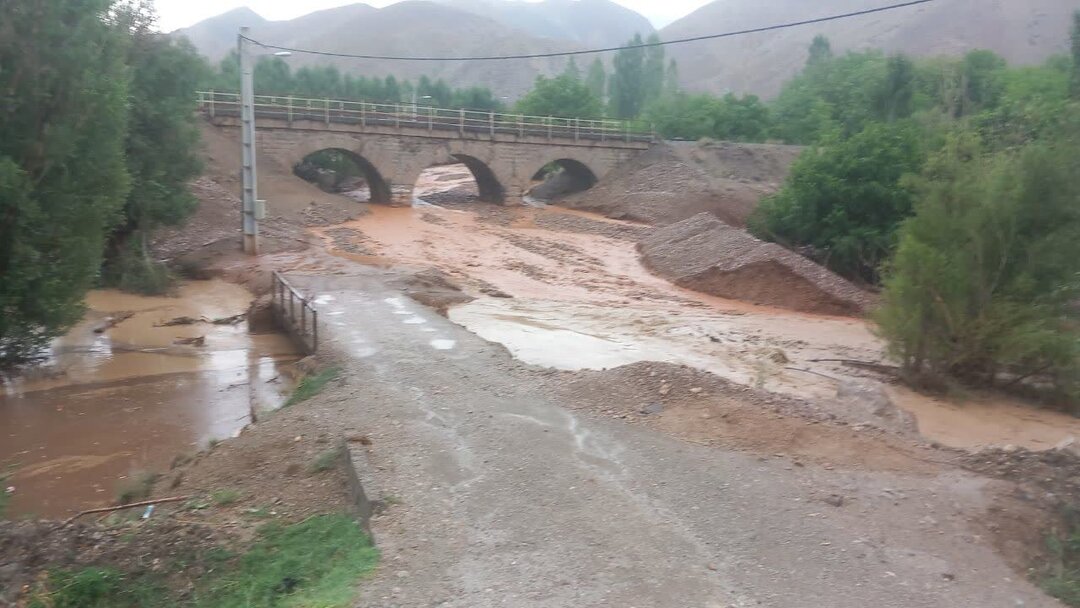 تصاویری از بارش باران تابستانی در پردیس و سیلاب در فیروزکوه