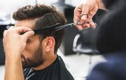 کوتاه کردن مو مشتری در پیاده رو به خاطر قطعی برق در سبزوار + ویدئو