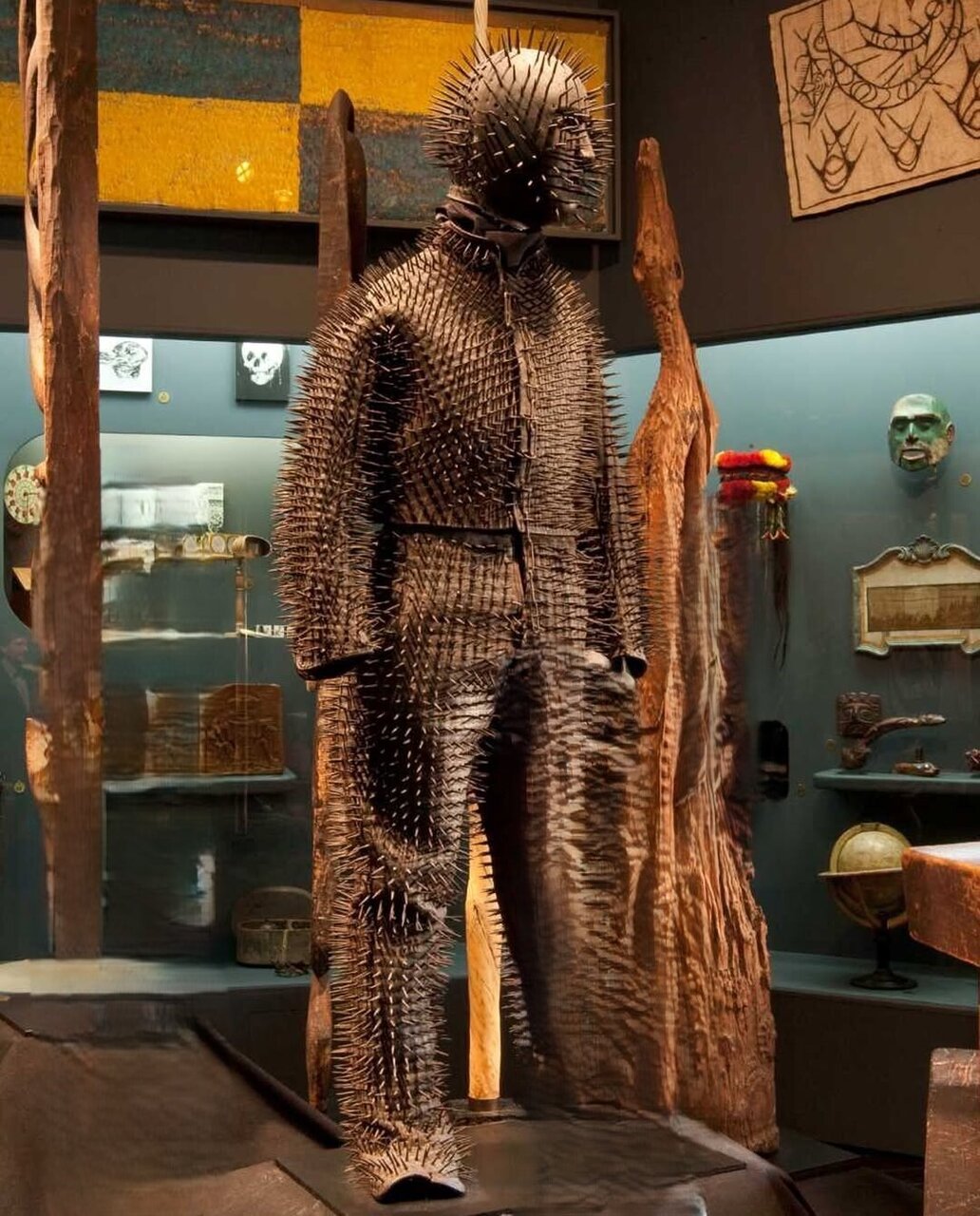 پرسشهایی بیپاسخ درباره عجیبترین لباس اروپا! | عکس