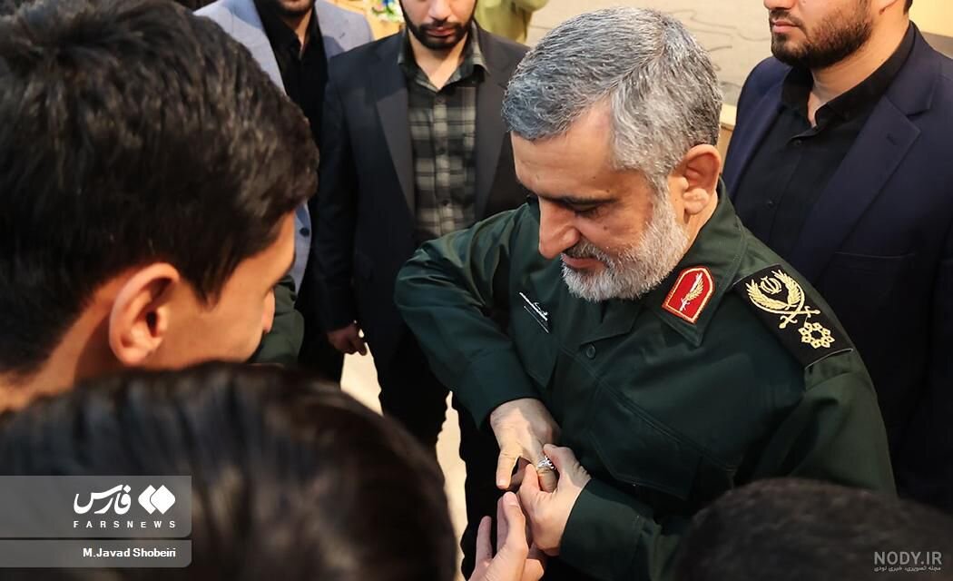 تصویری دیده نشده از «سردار حاجی‌زاده» از لحظه ای که انگشترش را به یک جوان می دهد