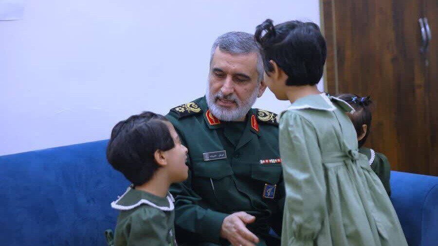 تصویری دیده نشده از «سردار حاجی‌زاده» از لحظه ای که انگشترش را به یک جوان می دهد