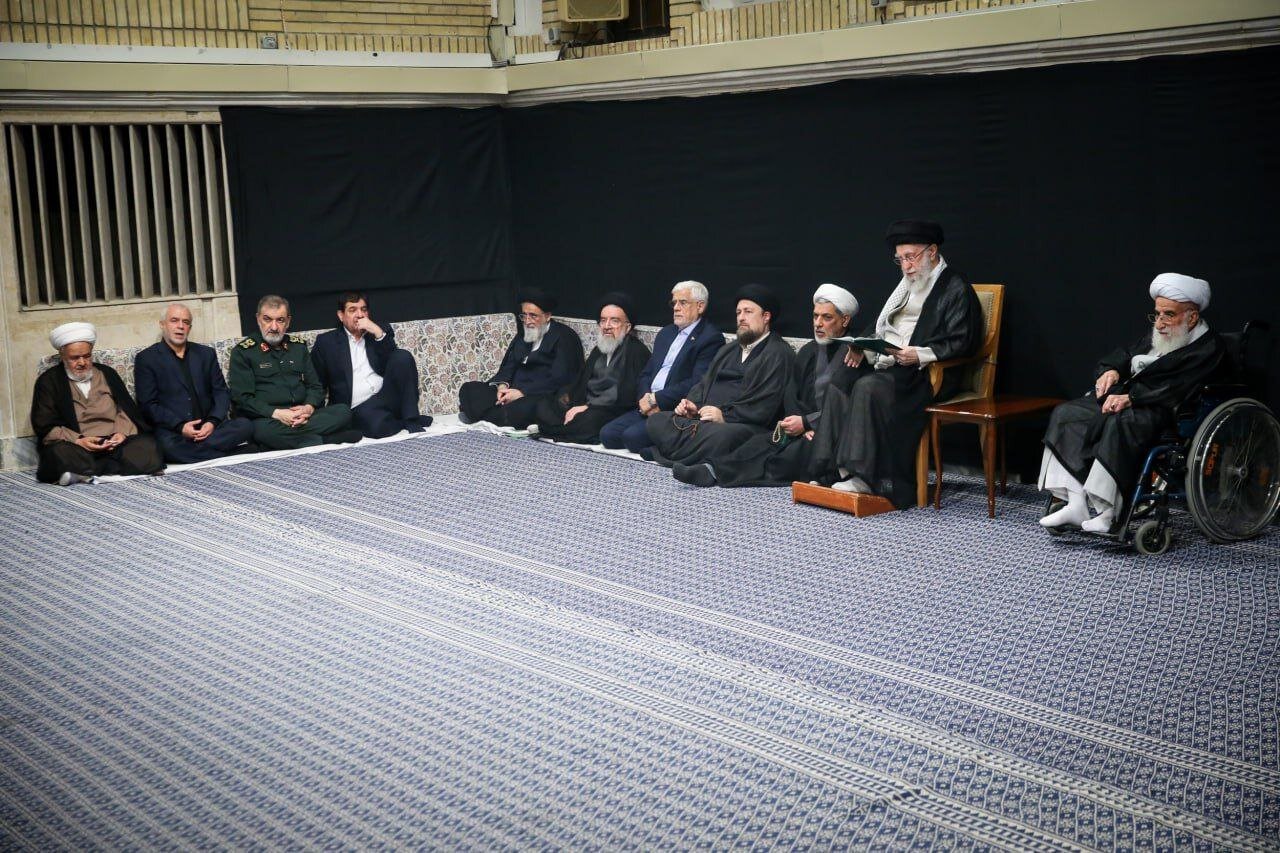 تصویری جدید از آیت الله جنتی در مراسم امروز در کنار رهبر انقلاب