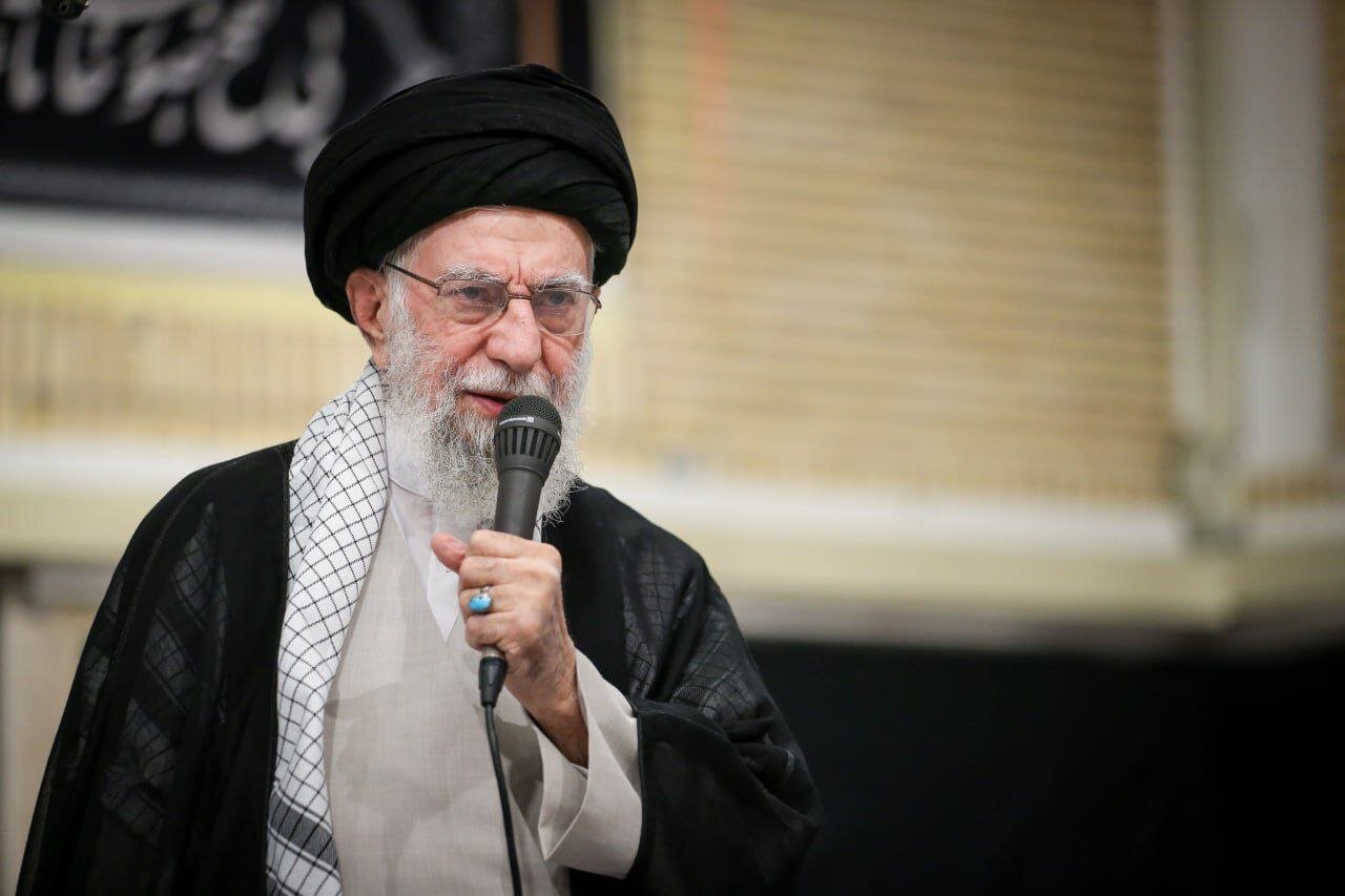 تصویری جدید از آیت الله جنتی در مراسم امروز در کنار رهبر انقلاب