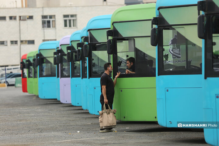 آیین بدرقه خادمان اعزامی شرکت واحد اتوبوسرانی تهران به عراق برای خدمات رسانی در اربعین