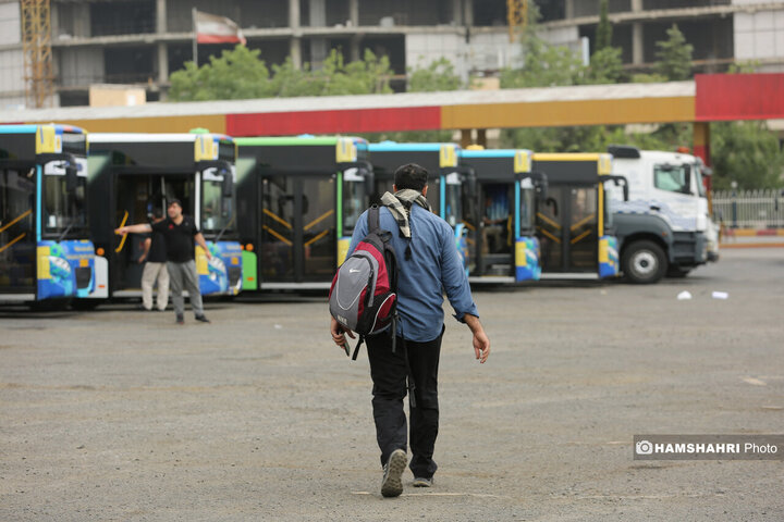 آیین بدرقه خادمان اعزامی شرکت واحد اتوبوسرانی تهران به عراق برای خدمات رسانی در اربعین