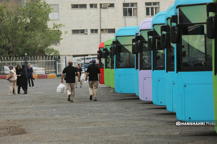 آیین بدرقه خادمان اعزامی شرکت واحد اتوبوسرانی تهران به عراق برای خدمات رسانی در اربعین