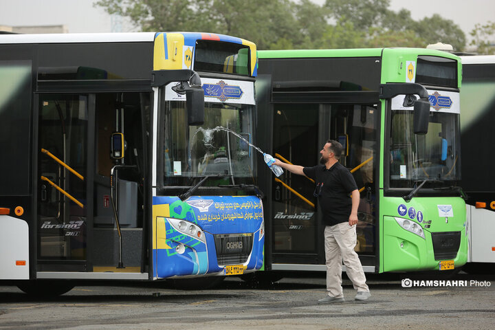 آیین بدرقه خادمان اعزامی شرکت واحد اتوبوسرانی تهران به عراق برای خدمات رسانی در اربعین