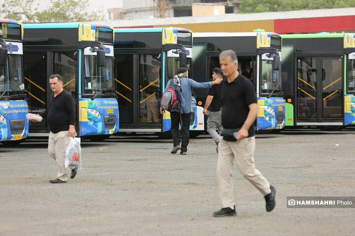 آیین بدرقه خادمان اعزامی شرکت واحد اتوبوسرانی تهران به عراق برای خدمات رسانی در اربعین