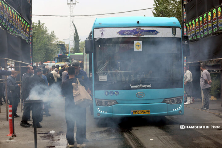 آیین بدرقه خادمان اعزامی شرکت واحد اتوبوسرانی تهران به عراق برای خدمات رسانی در اربعین