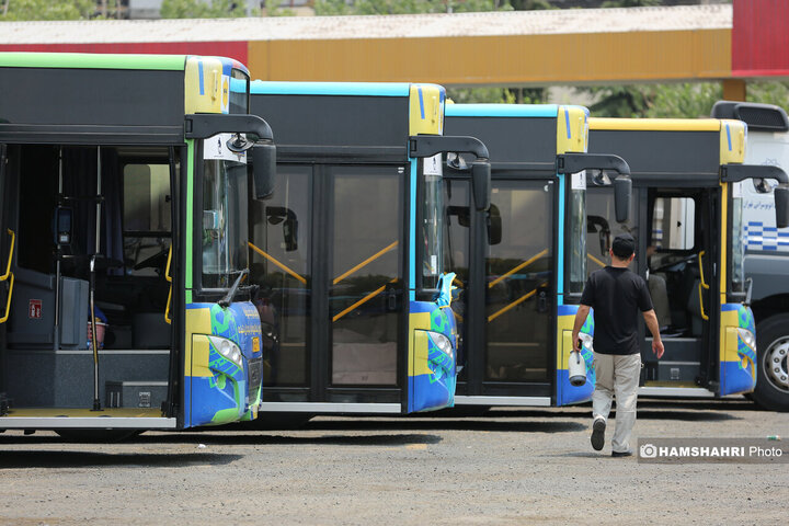 آیین بدرقه خادمان اعزامی شرکت واحد اتوبوسرانی تهران به عراق برای خدمات رسانی در اربعین