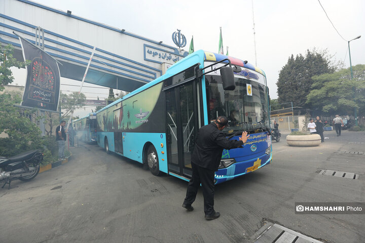 آیین بدرقه خادمان اعزامی شرکت واحد اتوبوسرانی تهران به عراق برای خدمات رسانی در اربعین
