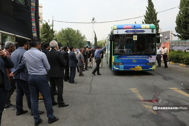 آیین بدرقه خادمان اعزامی شرکت واحد اتوبوسرانی تهران به عراق برای خدمات رسانی در اربعین