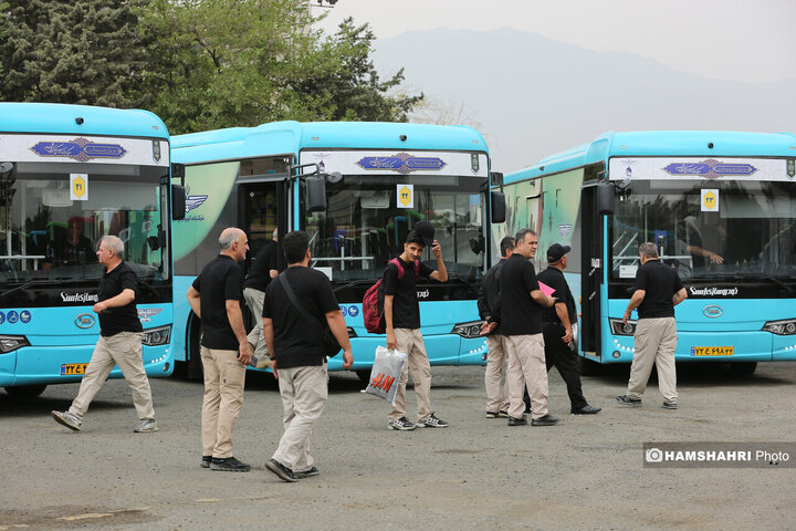 آیین بدرقه خادمان اعزامی شرکت واحد اتوبوسرانی تهران به عراق برای خدمات رسانی در اربعین