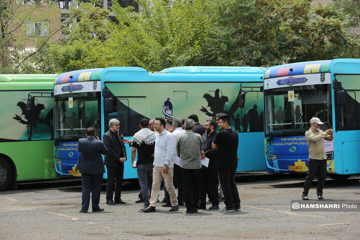 آیین بدرقه خادمان اعزامی شرکت واحد اتوبوسرانی تهران به عراق برای خدمات رسانی در اربعین