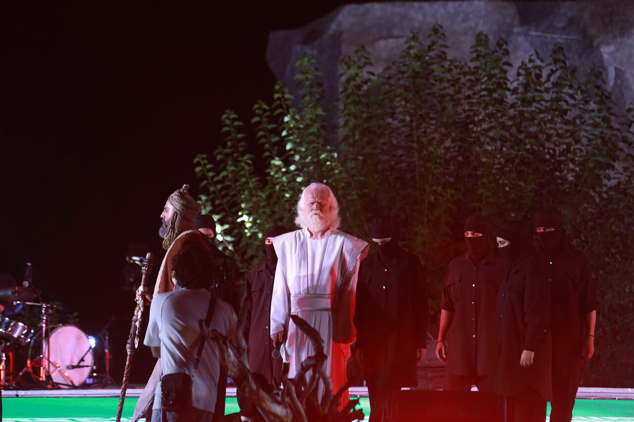 اسطورهای در میدان ونک