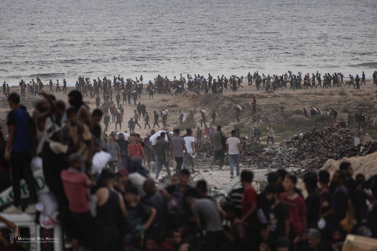 تصاویری تلخ و دردناک از هجوم گسترده مردم غزه برای دریافت کمکهای انسانی