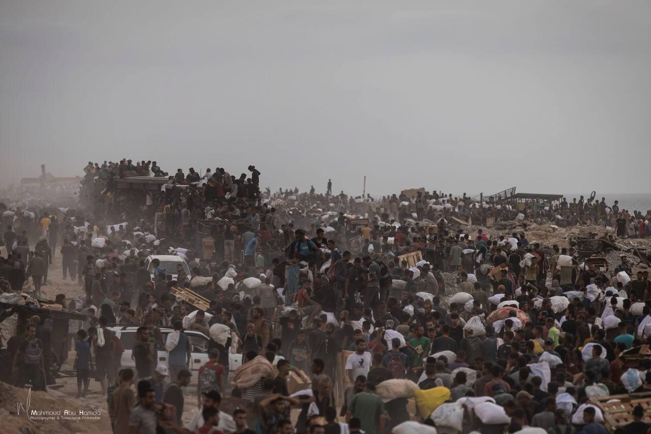 تصاویری تلخ و دردناک از هجوم گسترده مردم غزه برای دریافت کمکهای انسانی