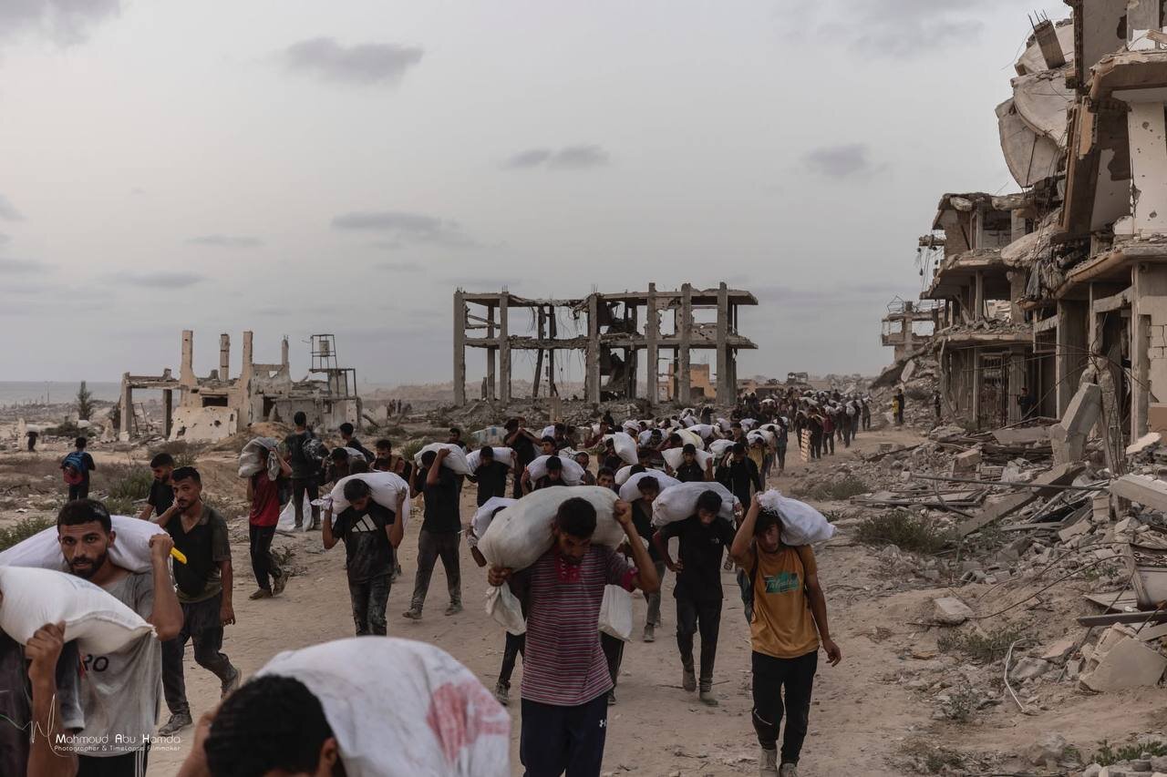 تصاویری تلخ و دردناک از هجوم گسترده مردم غزه برای دریافت کمکهای انسانی