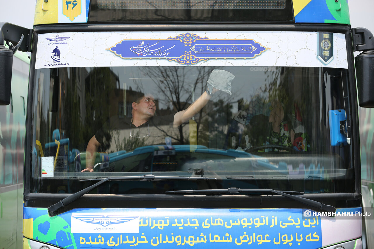 آیین بدرقه خادمان اعزامی شرکت واحد اتوبوسرانی تهران به عراق برای خدمات رسانی در اربعین