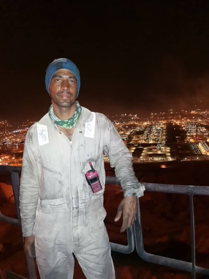 کارگر عسلویه: کفش هایمان از شرجی پر آب می شود | ماجرای فیلم آب پاشی به کارگران عسلویه + فیلم