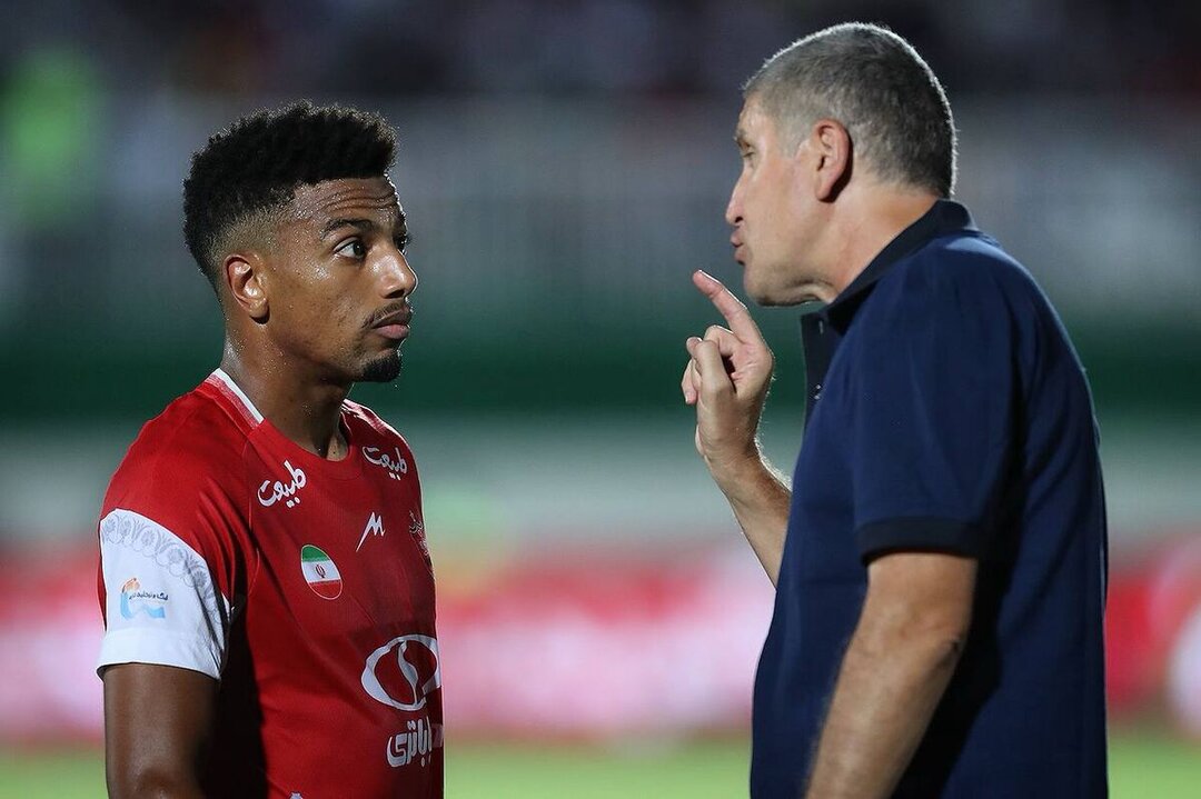 مدافع پرسپولیس چمدان سفر بست